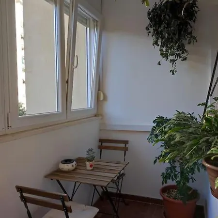 Comfy Near Center Apartment *