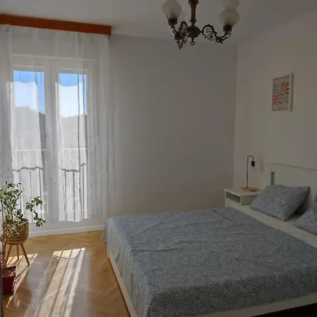 Comfy Near Center *